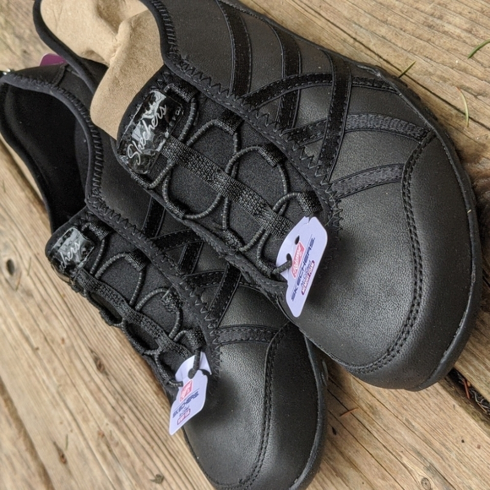 Skechers BREATHE EASY "Days End" memory foam sneakers